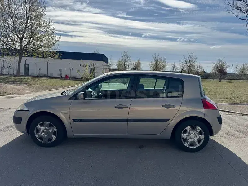 Usado Renault Mégane Dynamique 105 CV (77 kW) 2006 Gris / plata Berlina