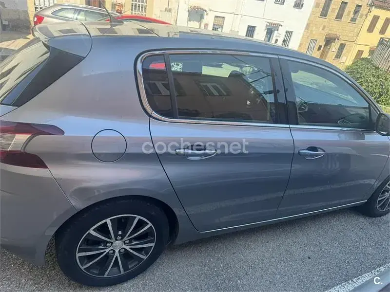 Usado Peugeot 308 Allure 125 CV (91 kW) 2014 Gris / plata Berlina
