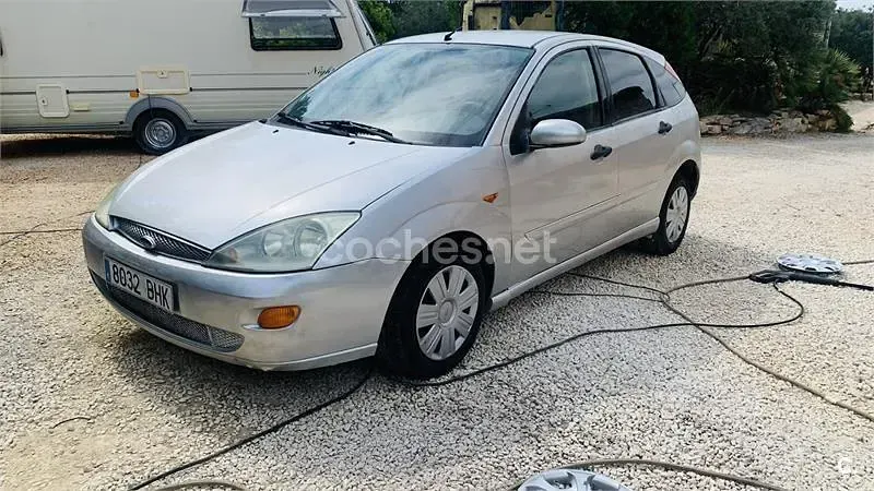Usado Ford Focus Trend 115 CV (84 kW) 2001 Gris / plata Berlina