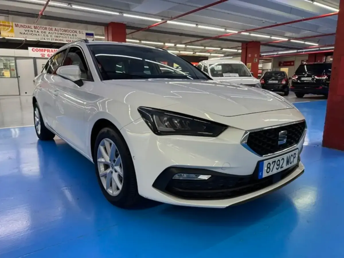 Usado Seat Leon Style 110 CV (80 kW) 2022 Blanco Familiar
