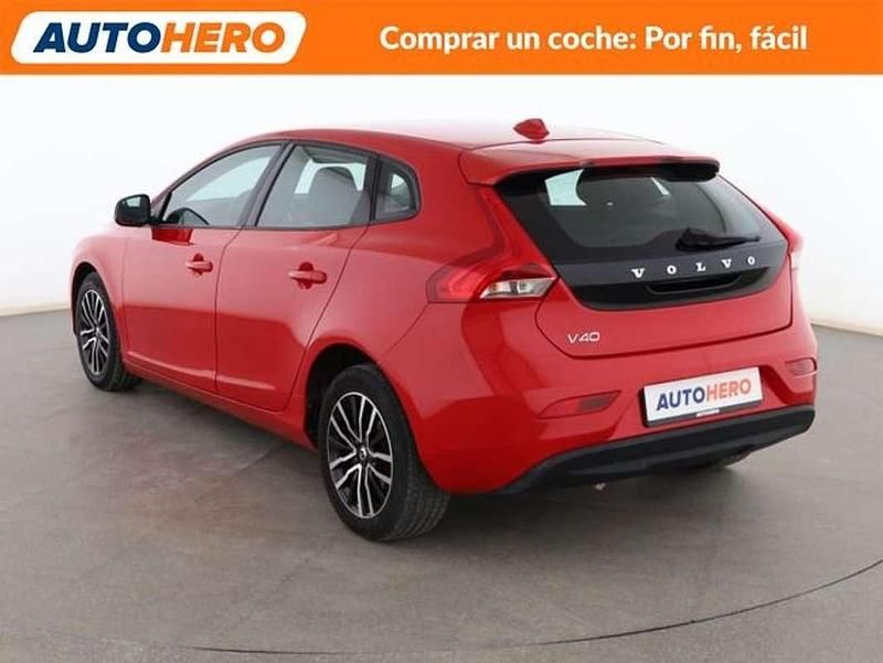 Usado Volvo V40 Momentum 122 CV (89 kW) 2017 Rojo Utilitario
