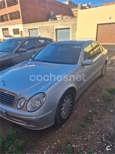 Usado Mercedes E270 Avantgarde 177 CV (130 kW) 2004 Gris / plata Berlina