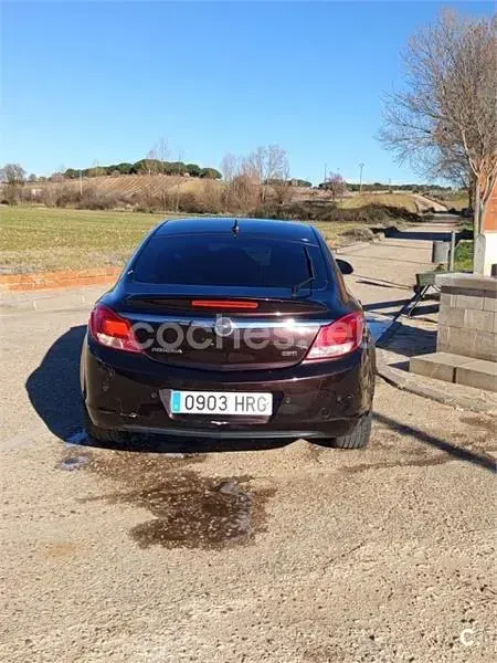 Usado Opel Insignia Selective 130 CV (95 kW) 2013 Marrón Berlina