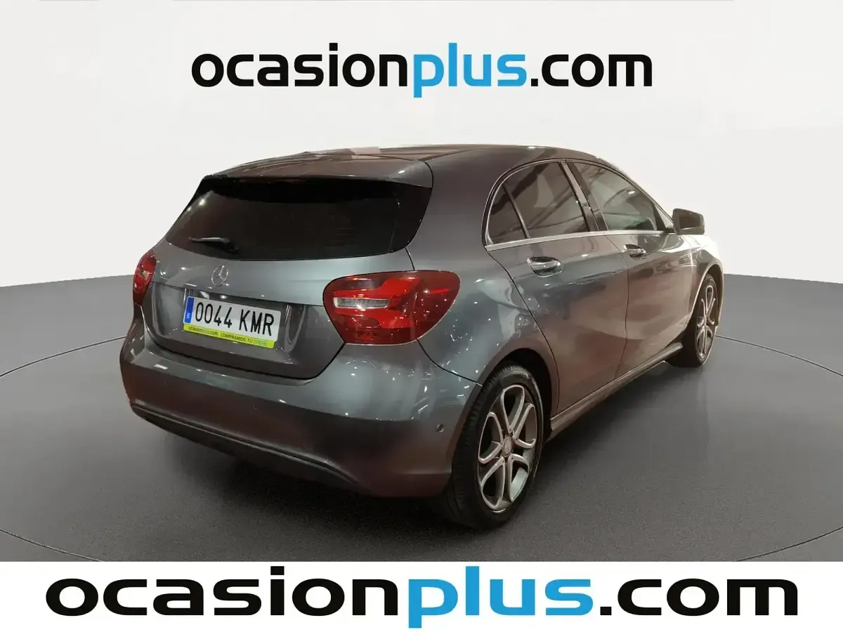 Usado Mercedes A180 109 CV (80 kW) 2017 Gris Utilitario