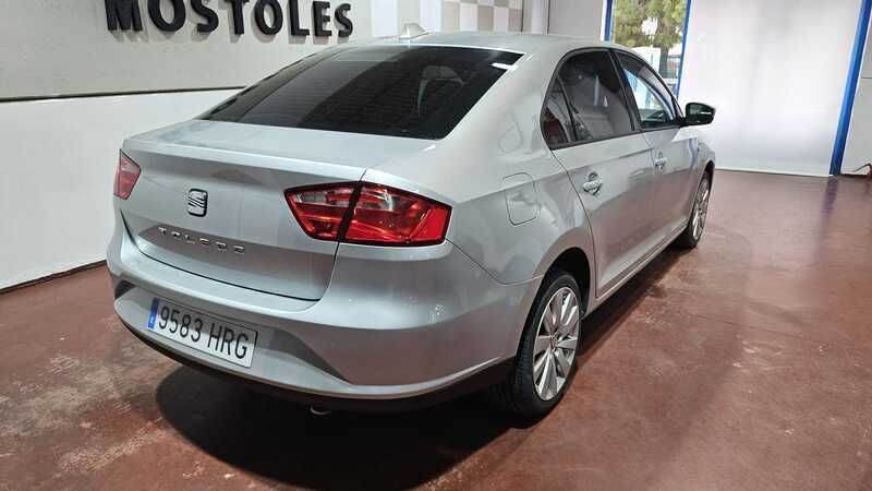Usado Seat Toledo Style 105 CV (77 kW) 2013 Gris Utilitario