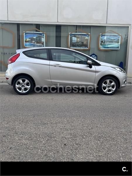 Gris / plata Usado 2009 Ford Fiesta Trend Utilitario | 6000 € (Precio justo) - Imagen 1/4