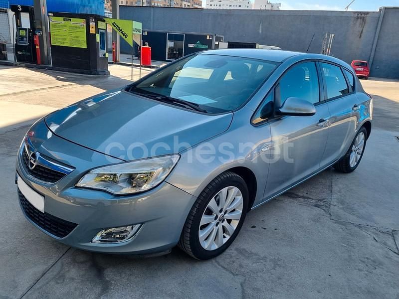 Gris / plata Usado 2011 Opel Astra Enjoy Berlina | 7800 € (Precio justo) - Imagen 1/4