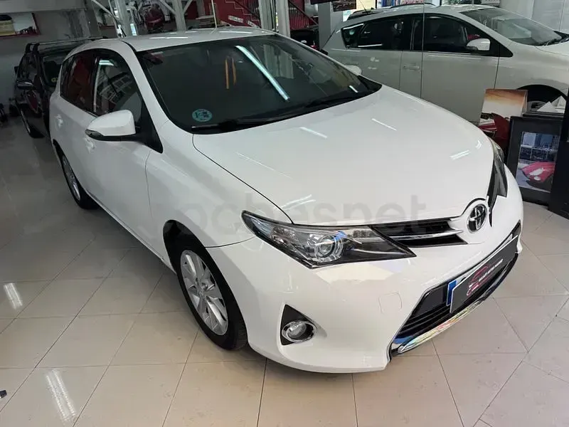 Usado Toyota Auris Active 132 CV (97 kW) 2013 Blanco Berlina