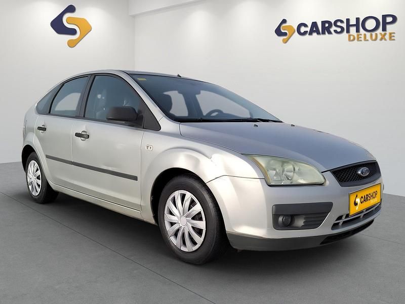 Begagnad Ford Focus Trend 101 HK (74 kW) 2006 Grå Sedan
