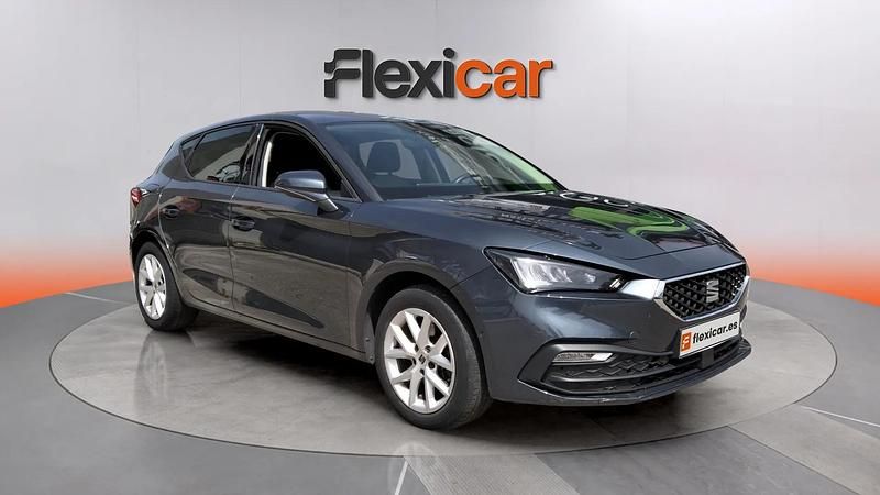 Usado Seat Leon Style 131 CV (96 kW) 2023 Gris Berlina