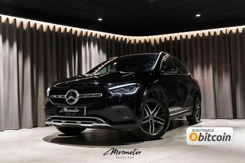 Käytetty Mercedes GLA180 136 HP (100 kW) 2022 Musta Katumaasturi