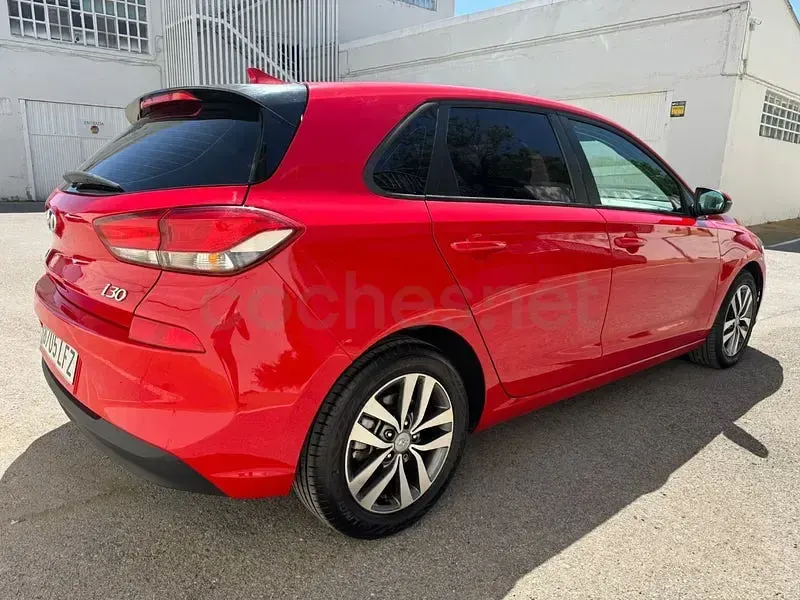 Usado Hyundai i30 120 CV (88 kW) 2020 Rojo Berlina