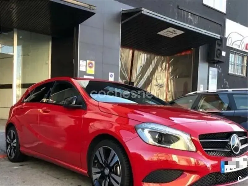 Usado Mercedes A180 Urban 109 CV (80 kW) 2015 Rojo Utilitario