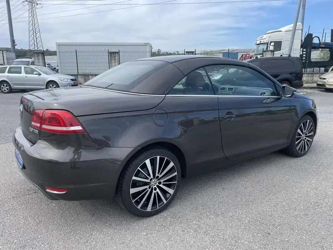 Usado VW Eos Sport 140 CV (102 kW) 2013 Gris Descapotable