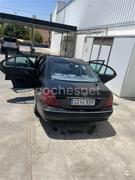 Usado Mercedes E270 Avantgarde 170 CV (125 kW) 2002 Negro Berlina