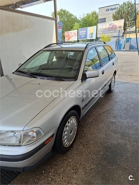 Gris / plata Usado 2000 Volvo V40 Familiar | 2100 € - Imagen 1/4