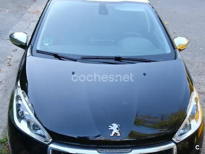 Usado Peugeot 208 Allure 110 CV (80 kW) 2018 Negro Utilitario