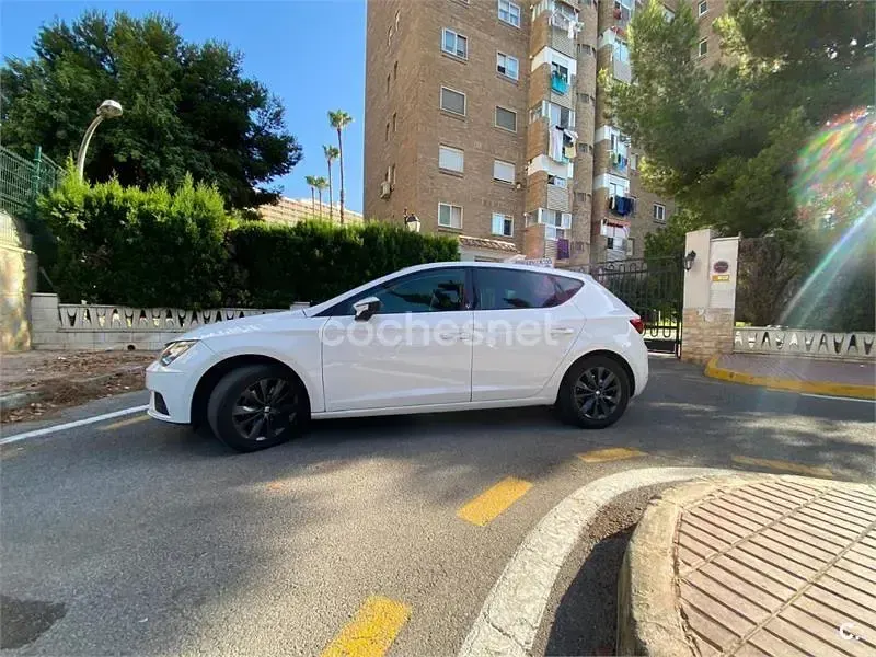 Usado Seat Leon Style 130 CV (95 kW) 2018 Blanco Berlina