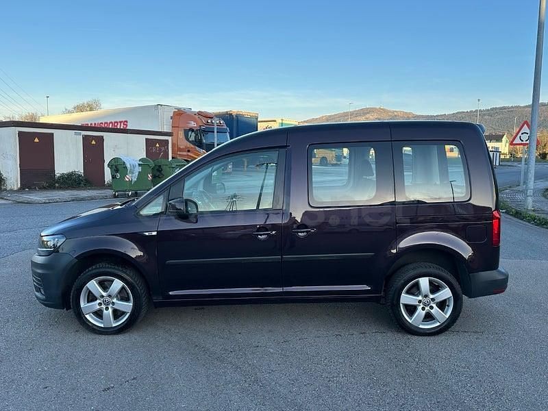 Usado VW Caddy Trendline 122 CV (89 kW) 2016 Violeta / lila Monovolumen