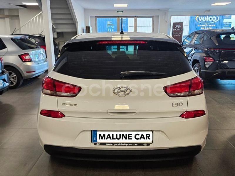 Usado Hyundai i30 120 CV (88 kW) 2017 Blanco Berlina