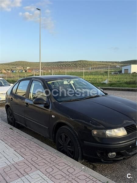 Usado Seat Leon 90 CV (66 kW) 2003 Negro Utilitario