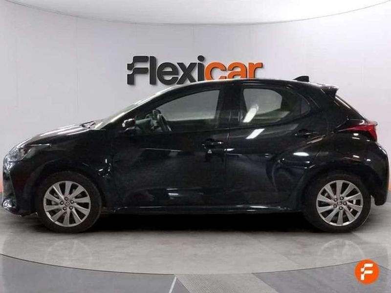 Usado Toyota Yaris Hybrid Style 116 CV (85 kW) 2022 Negro Berlina