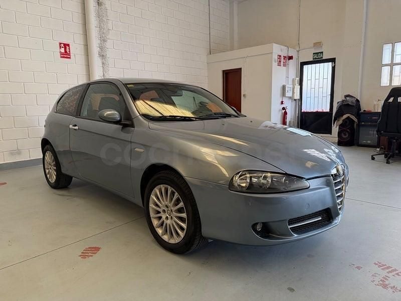 Usado Alfa Romeo 147 Distinctive 115 CV (84 kW) 2005 Azul Utilitario