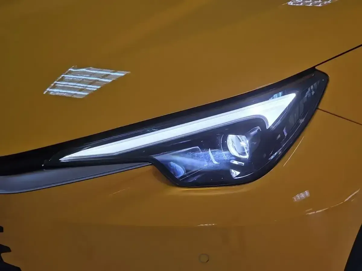 Usado Lexus LBX 136 CV (100 kW) 2025 Amarillo SUV