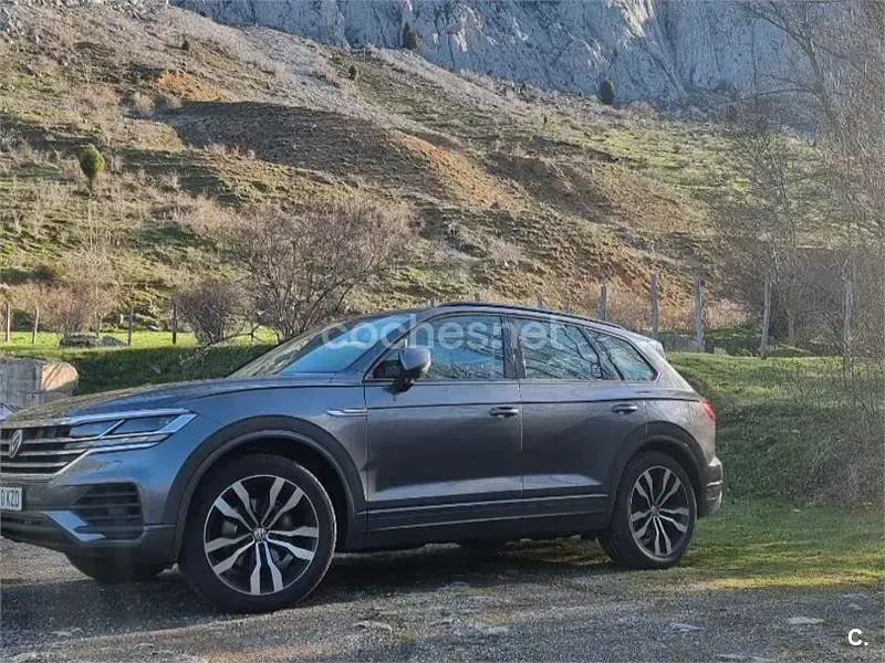 Usado VW Touareg Pure 231 CV (169 kW) 2019 Gris / plata SUV