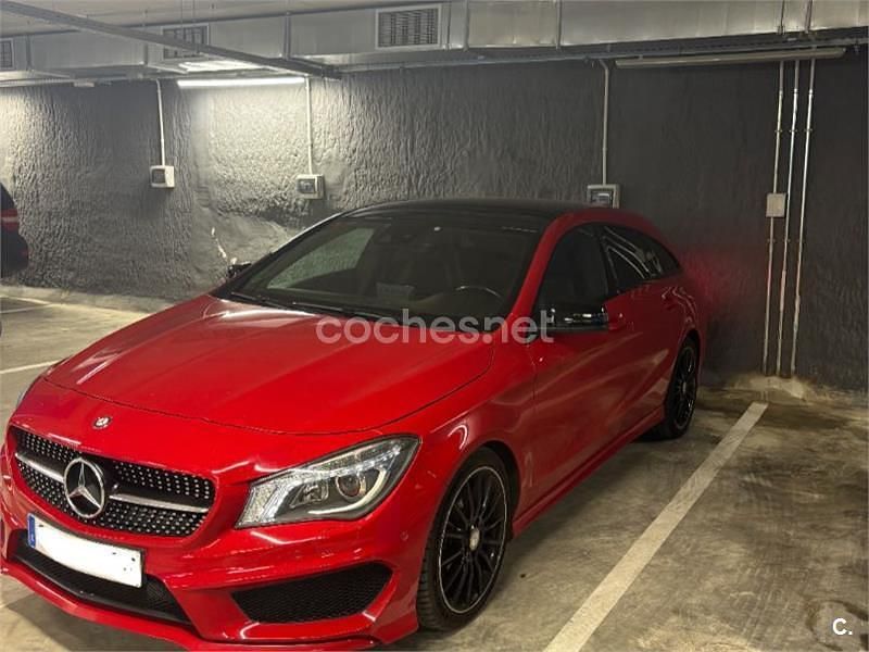 Usado Mercedes CLA180 Shooting Brake AMG line 122 CV (89 kW) 2016 Rojo Familiar