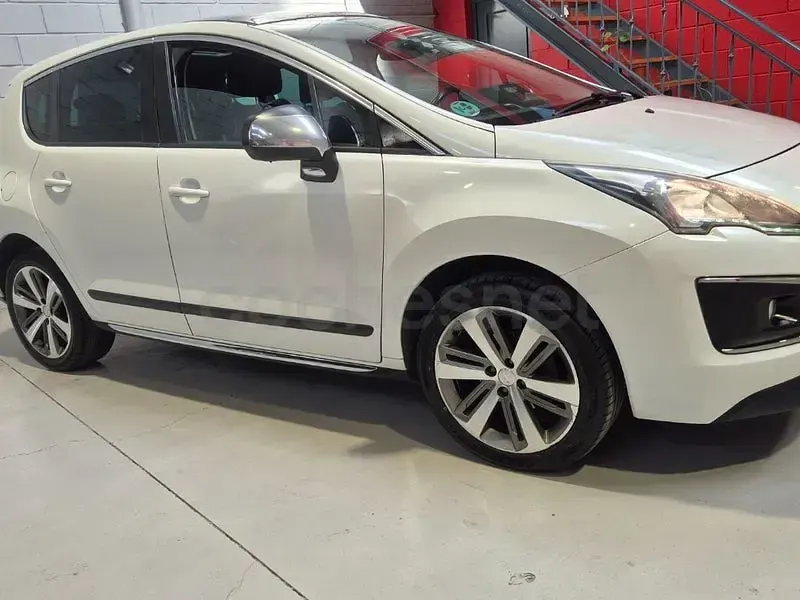 Usado Peugeot 3008 Allure 120 CV (88 kW) 2015 Blanco Familiar
