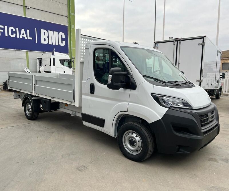 Blanco Usado 2023 Fiat Ducato Van | 34.900 € (Caro) - Imagen 1/4