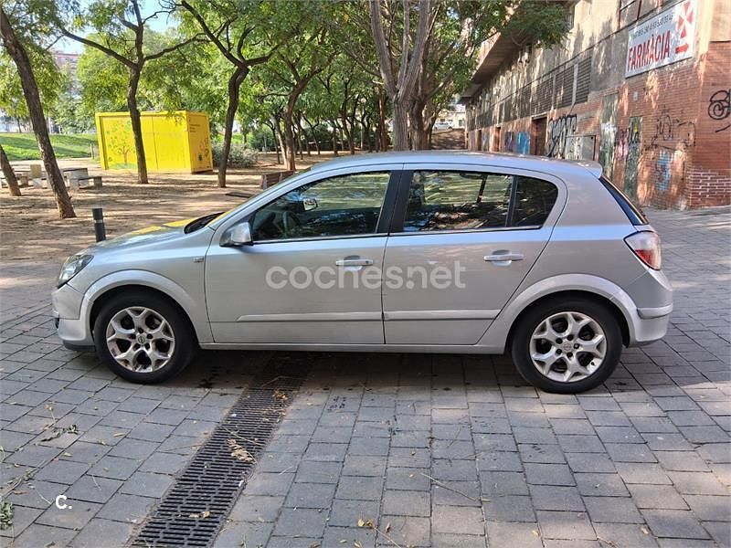 Gris / plata Usado 2004 Opel Astra Cosmo Berlina | 2900 € (Un poco caro) - Imagen 1/4