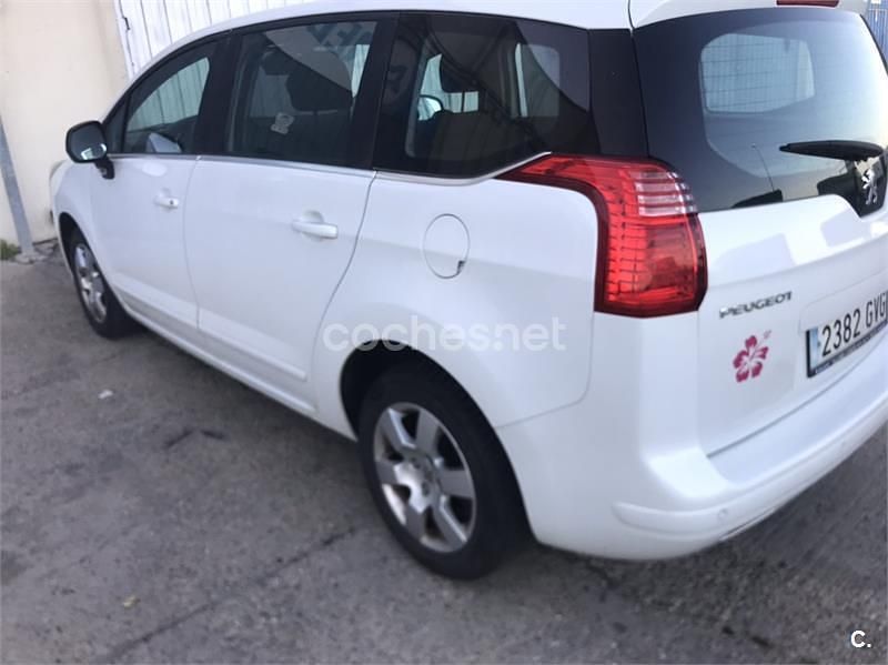 Blanco Usado 2010 Peugeot 5008 Monovolumen | 5499 € (Buen precio) - Imagen 1/4