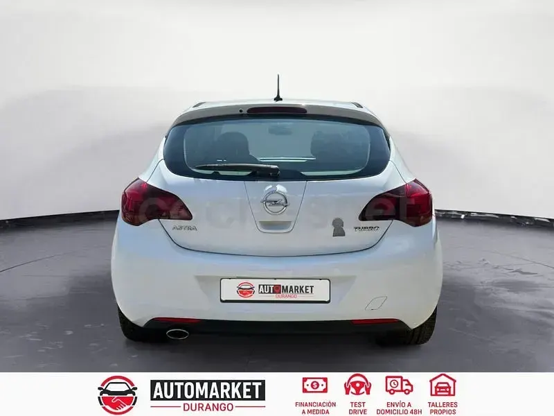 Usado Opel Astra Cosmo 140 CV (102 kW) 2011 Blanco Berlina