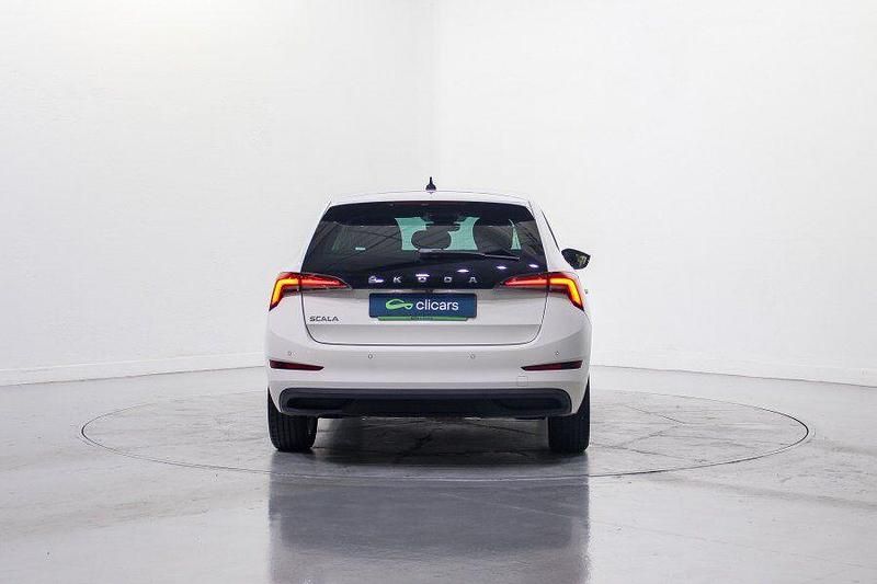 Usado Skoda Scala Ambition 115 CV (84 kW) 2020 Blanco Utilitario