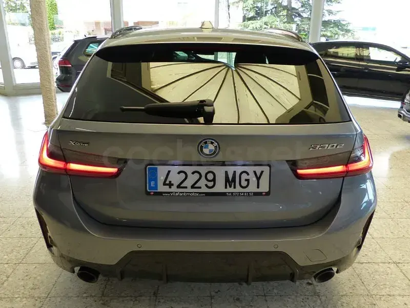 Usado BMW 330e Comfort Edition 292 CV (214 kW) 2023 Gris / plata Familiar