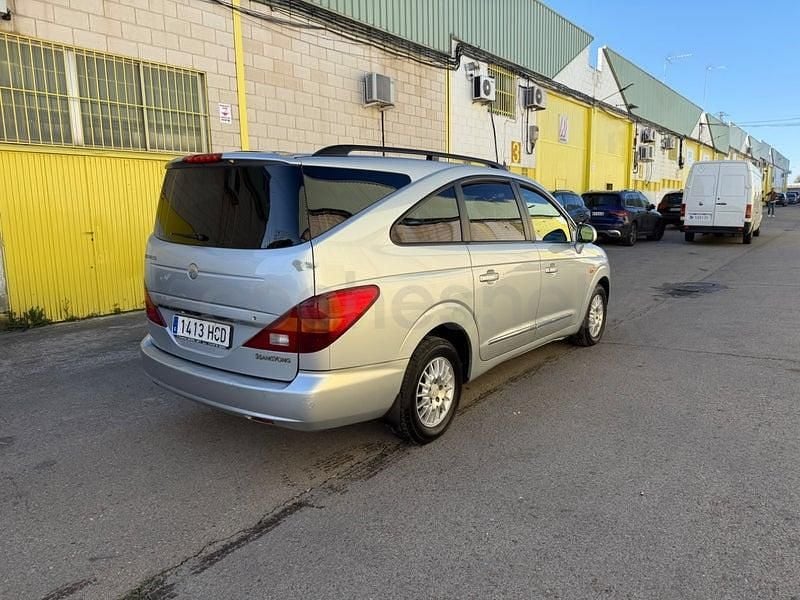 Usado Ssangyong (KGM) Rodius 165 CV (121 kW) 2011 Gris / plata Monovolumen
