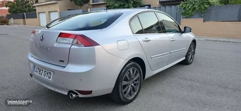 Usado Renault Laguna III GT 150 CV (110 kW) 2010 Plateado Berlina