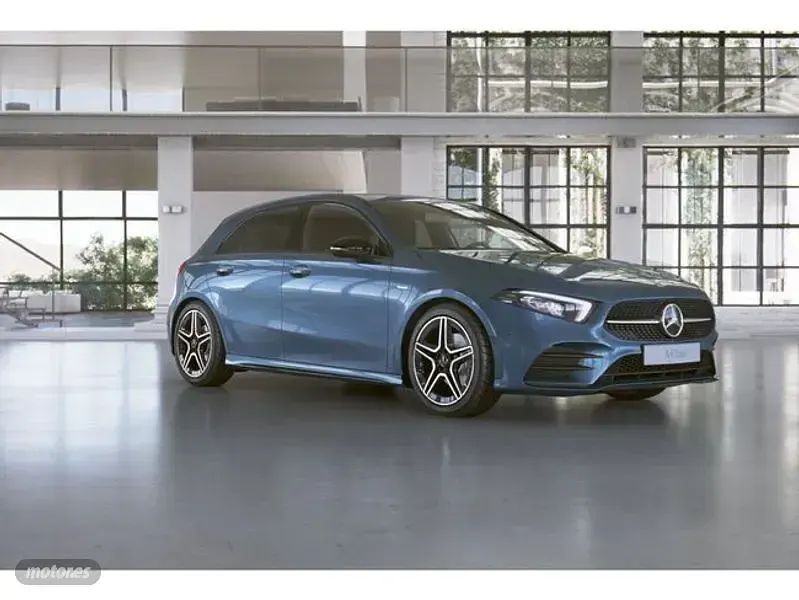 Usado Mercedes A180 115 CV (84 kW) 2021 Azul Berlina