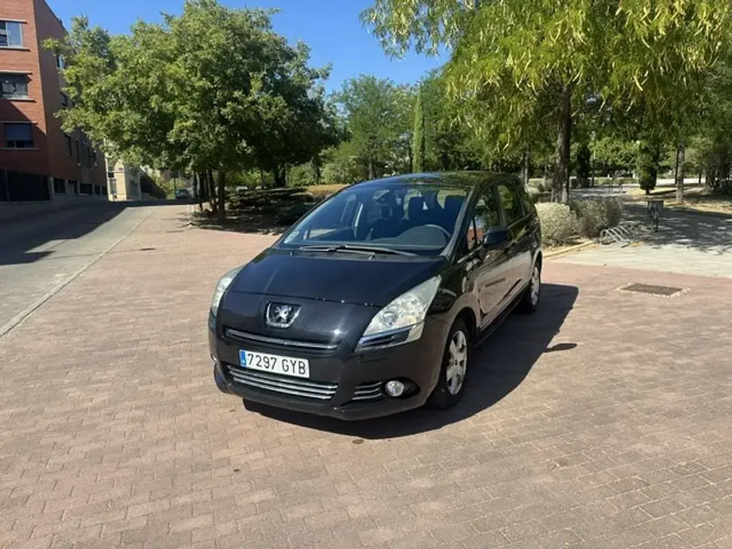Usado Peugeot 5008 Active 112 CV (82 kW) 2011 Negro Monovolumen