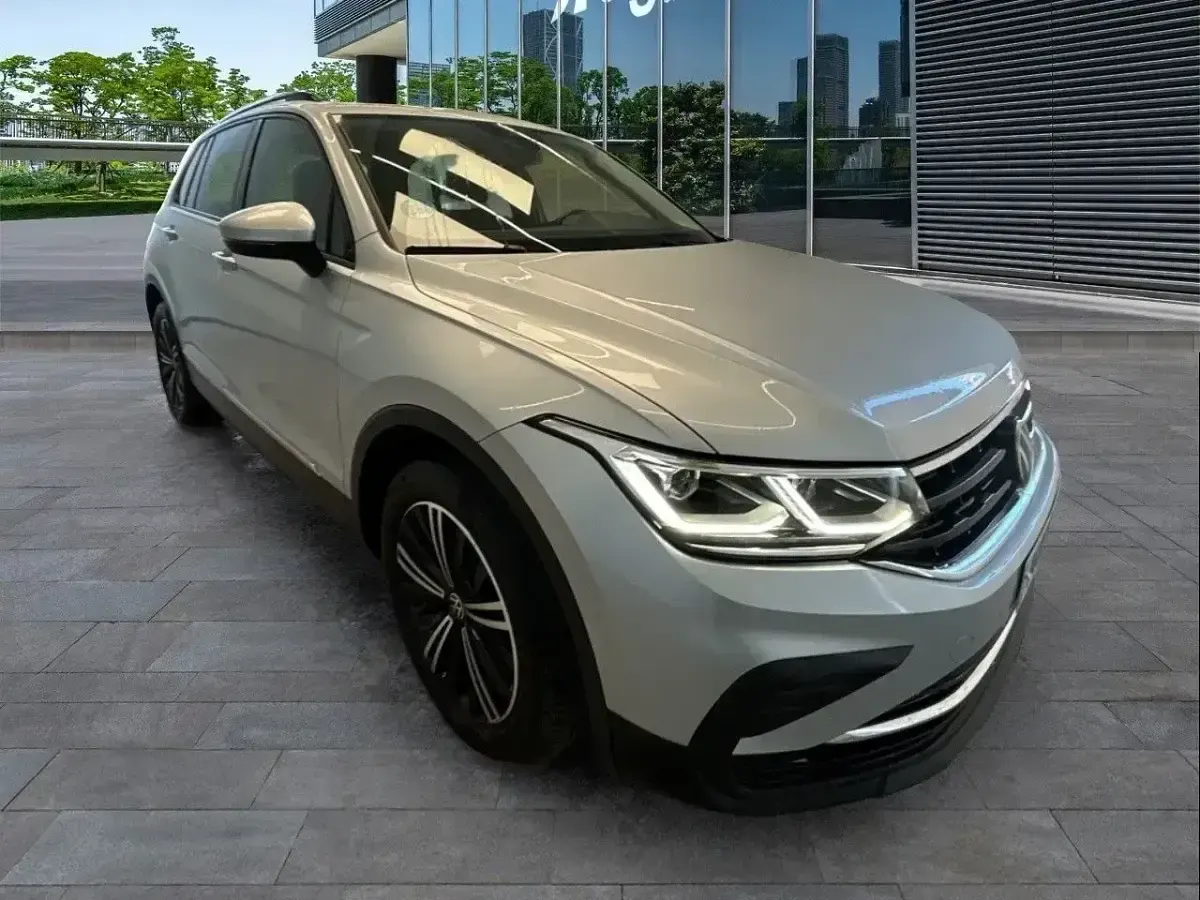 Usado VW Tiguan Life 122 HP (89 kW) 2023 Cinzento SUV