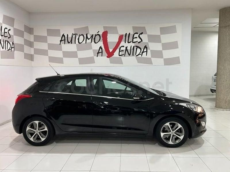 Usado Hyundai i30 100 CV (73 kW) 2015 Negro Berlina