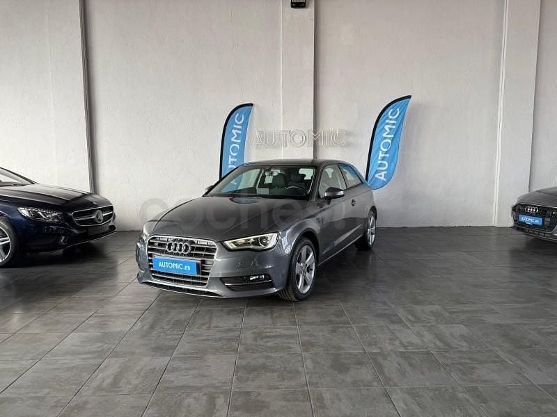 Usado Audi A3 Attraction 105 HP (77 kW) 2013 Cinzento Sedan