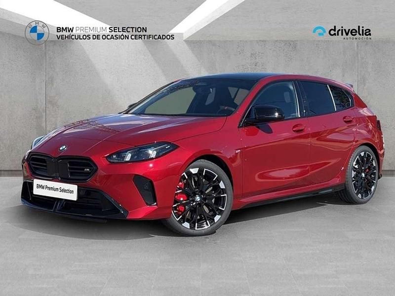 Rojo Usado 2025 BMW M135 Comfort Edition Utilitario | 55.900 € (Precio justo) - Imagen 1/4