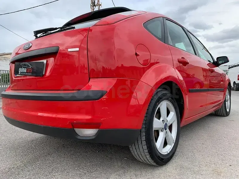 Usado Ford Focus Ghia 109 CV (80 kW) 2005 Rojo Berlina