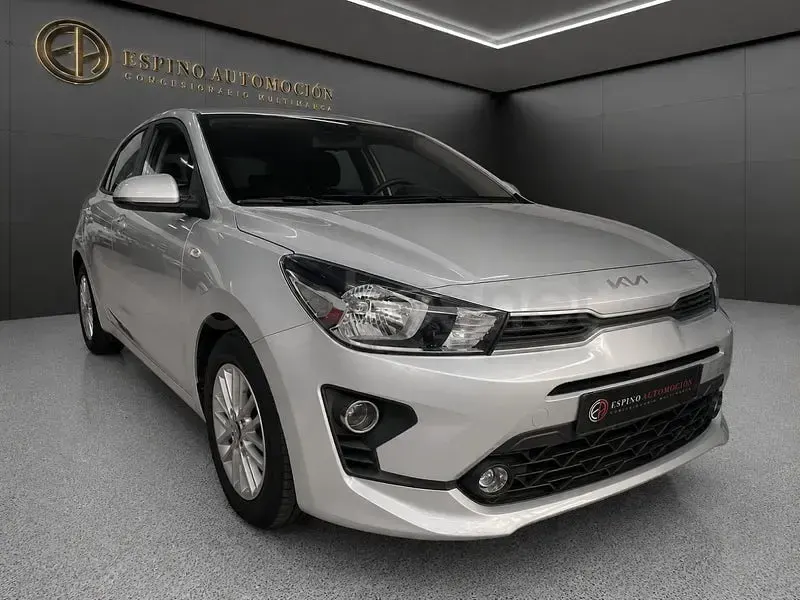 Usado Kia Rio 100 CV (73 kW) 2023 Gris / plata Berlina