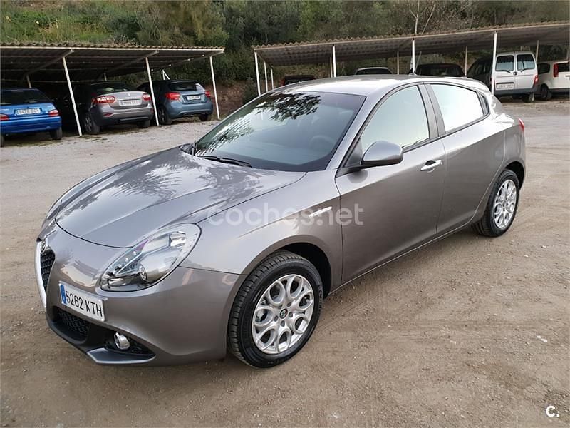 Usado Alfa Romeo Giulietta Super 120 CV (88 kW) 2019 Gris / plata Utilitario
