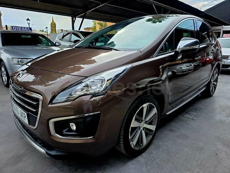 Usado Peugeot 3008 Allure 120 CV (88 kW) 2015 Granate Berlina