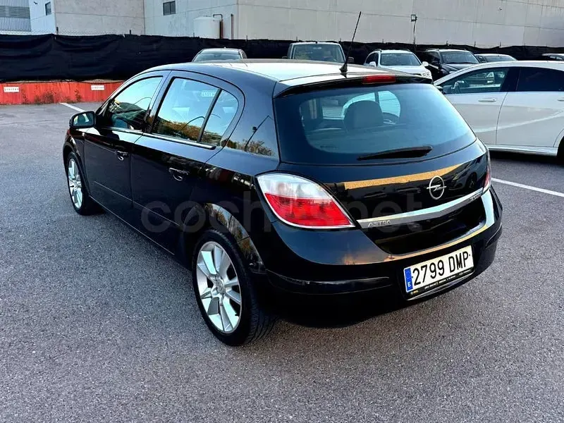 Usado Opel Astra Cosmo 120 CV (88 kW) 2005 Negro Berlina